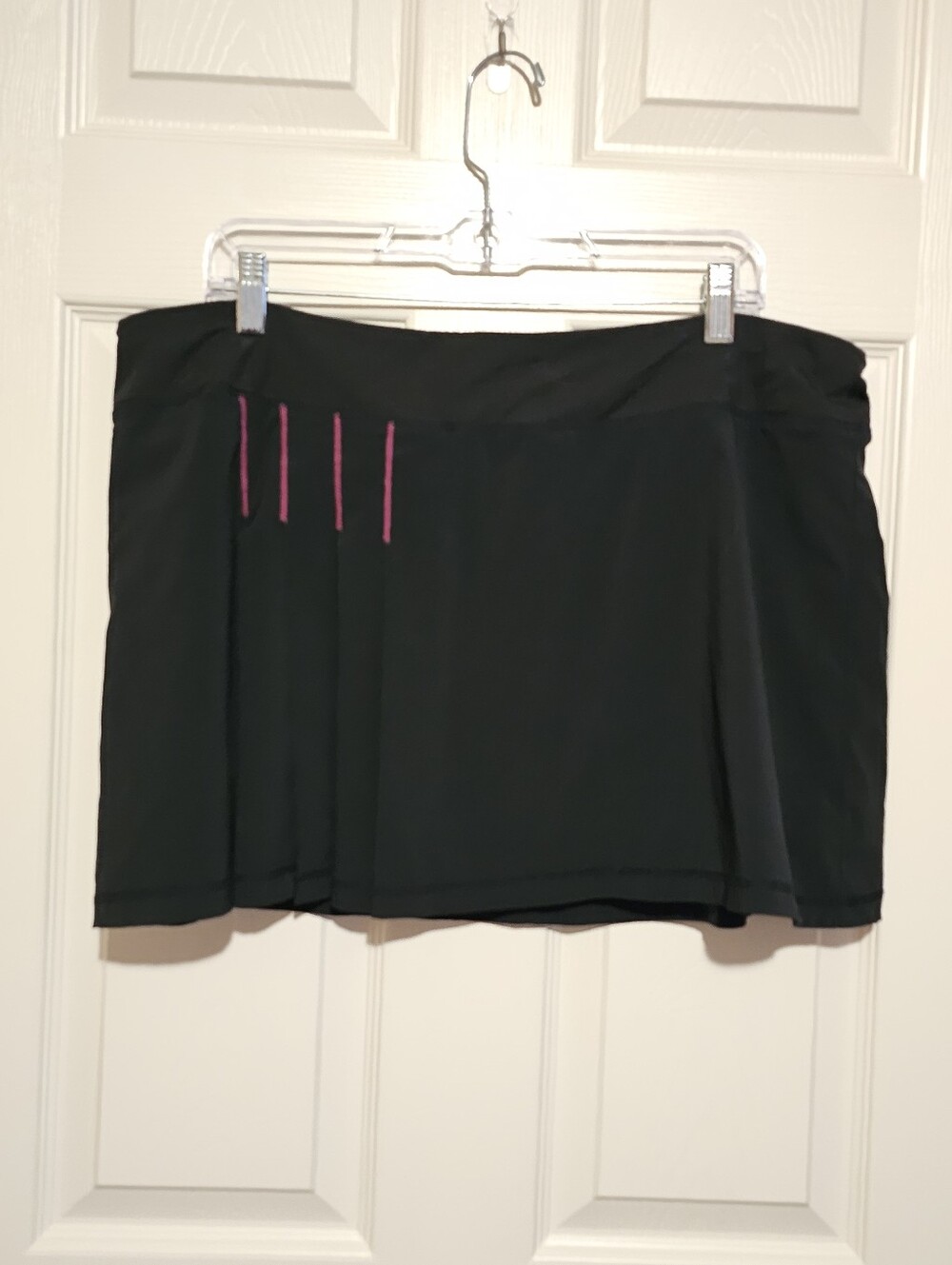 Athleta Black Mini Skirt with Pink Stitch Detail Sz XL